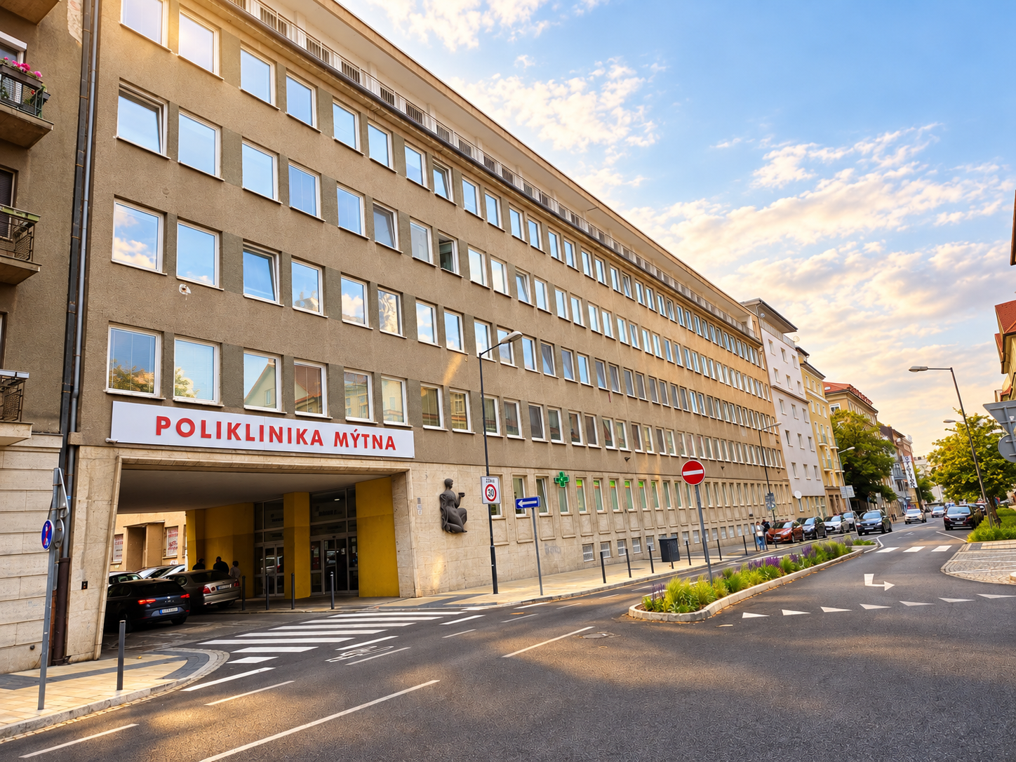 Poliklinika Mýtna v Bratislave – hlavný vstup